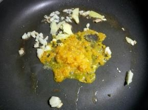 放入三大勺，约50克海南灯笼辣椒酱煸炒出香味。