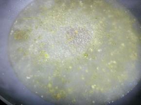 放入温水400克烧开后用漏勺捞去杂质。