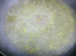 放入温水400克烧开后用漏勺捞去杂质。