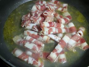 下入肥牛再次烧开，加少许盐和糖。这一步要快，肥牛不要烧太久。