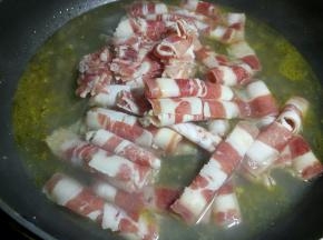 下入肥牛再次烧开，加少许盐和糖。这一步要快，肥牛不要烧太久。