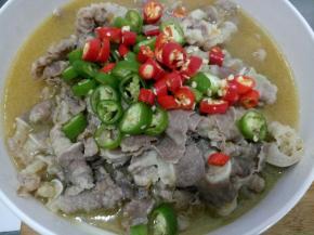 连汤汁和肥牛一起倒入金针菇和黄瓜的碗中。把双椒放在上面。