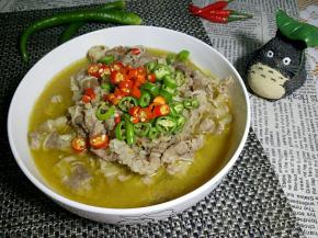 一道美味的金针菇汆肥牛制作完成。