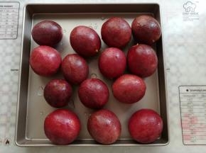 买新鲜的百香果洗净外皮，我买了14个750克，去外皮和内膜以后是300克