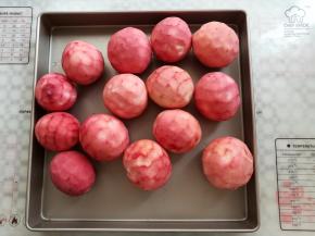 用水果刀或者瓜刨把百香果硬的外皮削掉