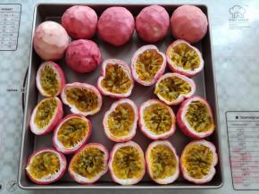 百香果纵向分成2瓣