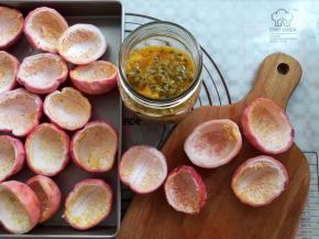 把百香果果肉挖出来