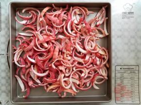 用刀把百香果皮切成筷子大小的宽度