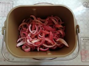 切好的百香果皮放入面包桶里