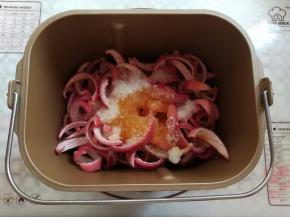 加入210克白砂糖和15克纯的百香果汁（不带籽儿）