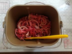 用刮刀把百香果皮和糖，果汁混合一下