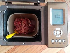 面包机加热25分钟后糖彻底融化，煮出红色的糖水