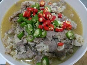 把烧热的油浇在辣椒上。