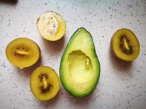 切开，用勺子把水果挖出来