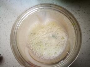 纯牛奶热水浸泡到温热，这样奶昔喝起来才不会冰，女人要少喝凉的。加蜂蜜，倒进机器里。这样就可以开始搅打了，但。。。我不喜欢这样的口感，这种浓度打出来，因为牛油果的原因，会非常浓稠，要用勺子吃了，我喜欢稀一点的口感，所以我加了些温开水进去。