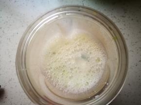 纯牛奶热水浸泡到温热，这样奶昔喝起来才不会冰，女人要少喝凉的。加蜂蜜，倒进机器里。这样就可以开始搅打了，但。。。我不喜欢这样的口感，这种浓度打出来，因为牛油果的原因，会非常浓稠，要用勺子吃了，我喜欢稀一点的口感，所以我加了些温开水进去。