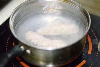 三文鱼肠放入水中煮熟捞出沥干水分。