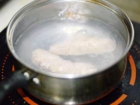 三文鱼肠放入水中煮熟捞出沥干水分。