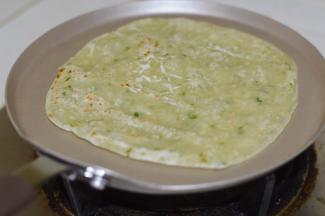 平底锅加热，放入手抓饼摊熟后取出。