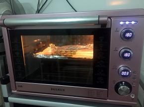 放入预热好的烤箱，上下火180度，中层3分钟