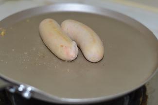 然后把煮熟的三文鱼肠，放少许油略煎一下。