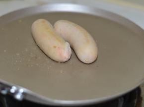 然后把煮熟的三文鱼肠，放少许油略煎一下。