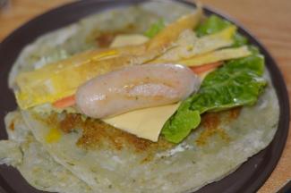 再放上洗净的生菜、芝士片、胡萝卜和鸡蛋丝，最后是香肠。