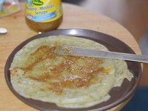 先在手抓饼上涂上芥末酱。