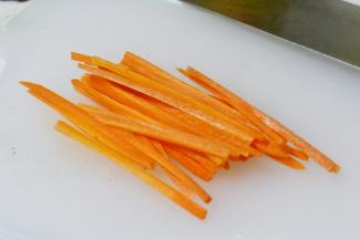 胡萝卜洗净后切成丝备用。