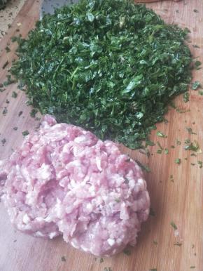 把荠菜切碎，肉也切碎