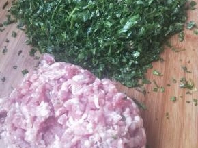 把荠菜切碎，肉也切碎