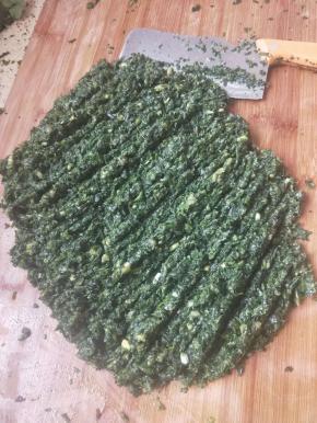 两者切碎并混合在一起