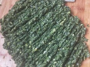 两者切碎并混合在一起