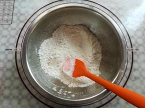 蛋糕粉和泡打粉混合均匀放一边备用