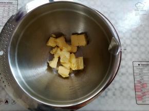 取一个干净的盆子放入软化好的黄油