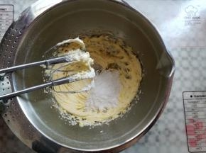 黄油打发后分2次加入糖粉