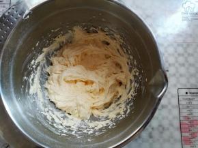 黄油加完第四次蛋液打发好的状态