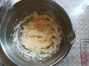 黄油加完第四次蛋液打发好的状态