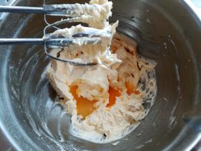 蛋液分四次加入黄油里，每次充分吸收后再加入蛋液