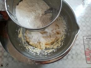 低筋面粉过筛加入黄油里