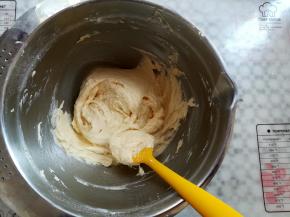 用刮刀把面粉和黄油翻拌均匀到没有干粉