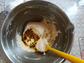 分3-4次加入百香果肉（不喜欢百香果籽的可以过滤掉，纯果汁30克）