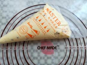 把蛋糕糊装到裱花袋里备用