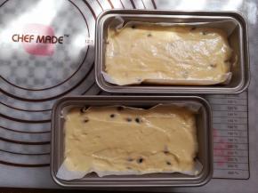 把蛋糕糊挤到放了油纸的学厨迷你土司盒里，表面刮平（模具本身不沾，加油纸是为了方便成品放保鲜袋冷藏用）