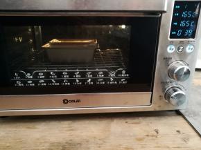 蛋糕糊放入预热好的烤箱中下层，上下火165度烤40-45分钟（可以在烤到20分钟的时候取出蛋糕在表面上划一刀，我煮糖水的时候蛋糕已经自然裂开了）