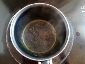 烤蛋糕的时候煮糖水，30克水加10克白砂糖煮开