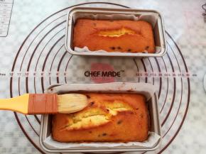 蛋糕出炉后趁热刷糖水，这样蛋糕不会觉得口感太干，蛋糕裂口处和两边多刷几次