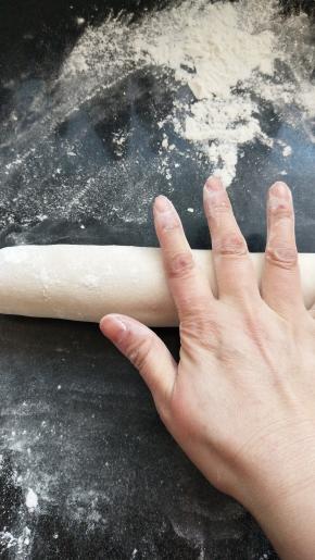 用手慢慢把面团搓成细条