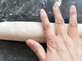 用手慢慢把面团搓成细条