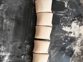 切开成小面段再擀面成面皮，包入荠菜肉馅即可